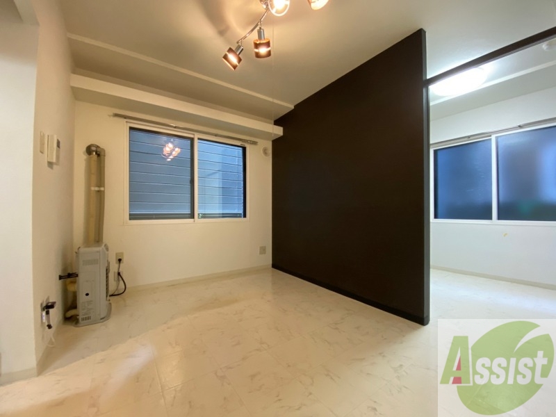 居室・リビング　フローリングや壁の色がお洒落な印象のリビングです。