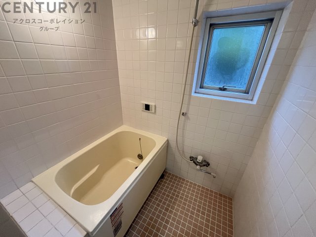 バス・シャワールーム　浴室内に窓があり、換気も楽々♪追い焚き機能付きで便利♪