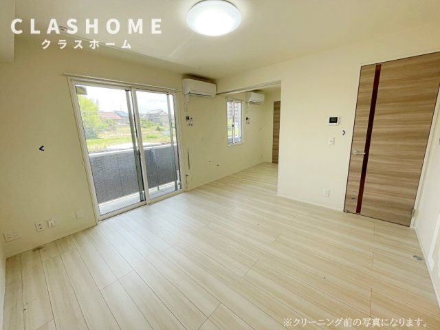 居室・リビング　同物件の別部屋になります。