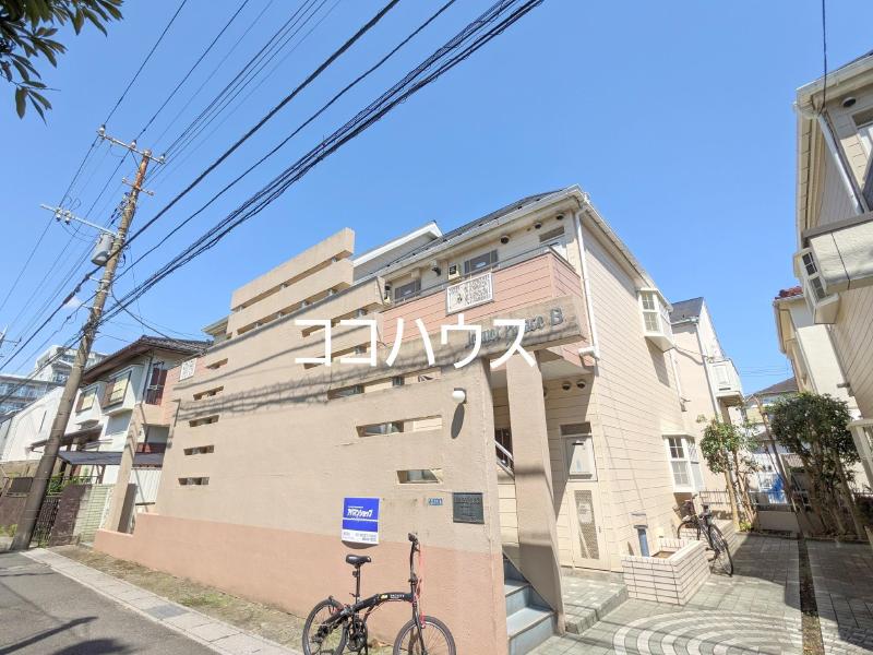 建物外観　白い外観。青空に映えます。