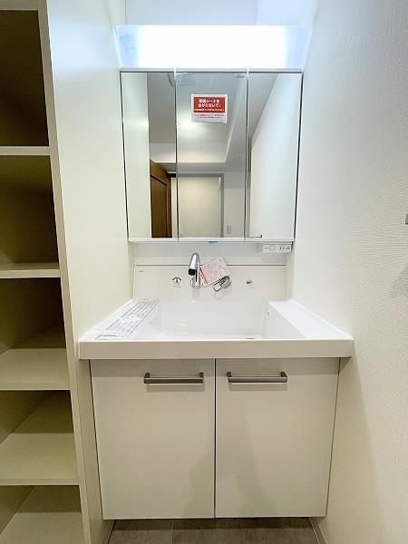 洗面設備　洗髪洗面化粧台（シャワー付き洗面）
