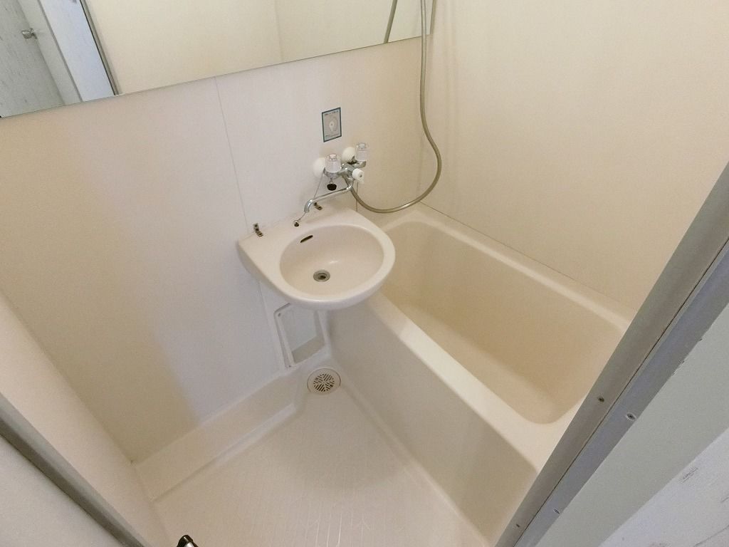 バス・シャワールーム　ワイドミラー仕上げ・あると便利な浴室乾燥機付き