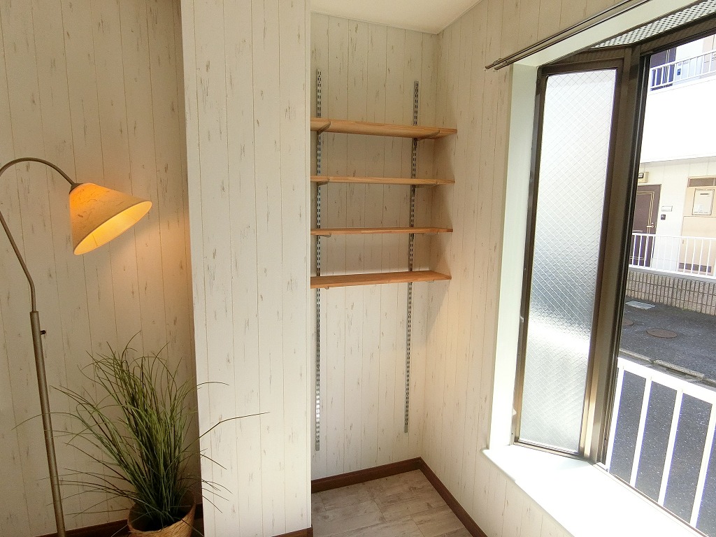 バルコニー　高さ調整可能な可動式の棚あり