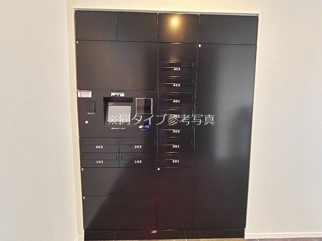 エントランス　不在時に荷物が受け取れる宅配ボックス