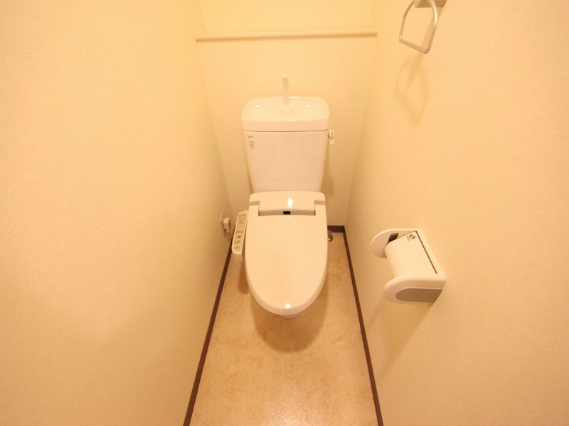 トイレ　洋式トイレ（温水洗浄便座完備）