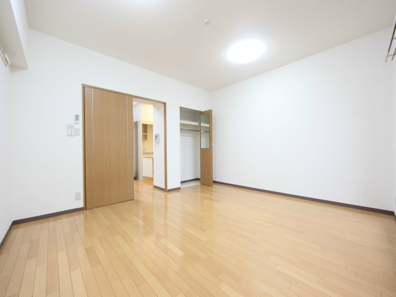 居室・リビング　洋室10.4帖　クローゼット付（収納充実してます）