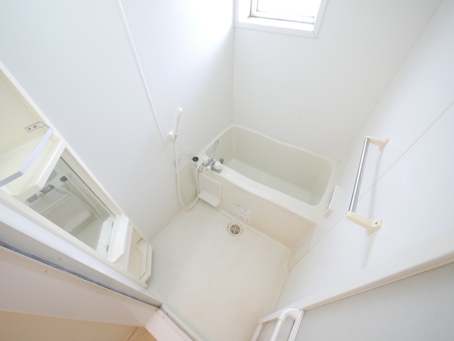 バス・シャワールーム　★窓付・鏡付・追焚機能付でうれしいですね★