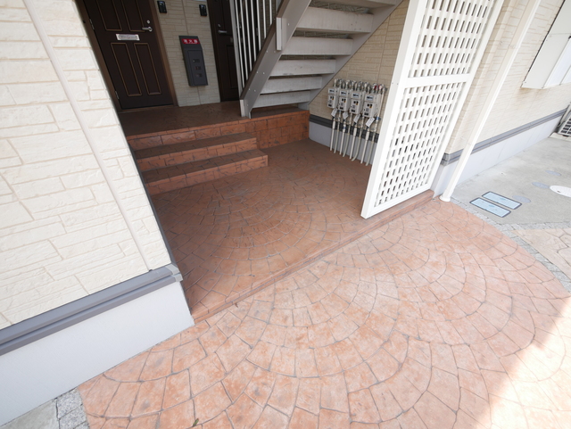 エントランス　★石畳調の路面がきれいなエントランスです★