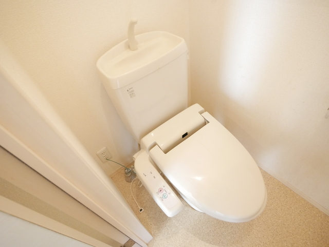 トイレ　★嬉しい温水洗浄便座付のトイレです★