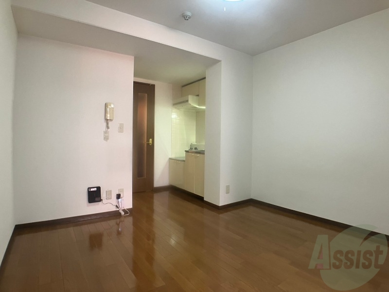 居室・リビング　木目のフローリングは落ち着きのある印象のお部屋になりますね。