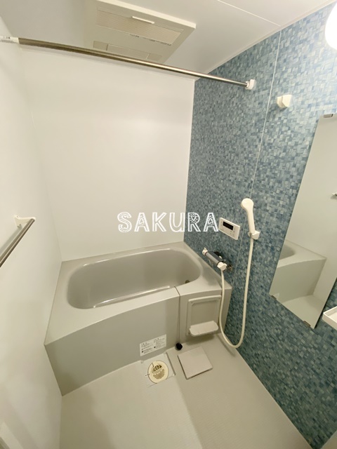 バス・シャワールーム　嬉しい追い焚き・浴室乾燥機付きです♪