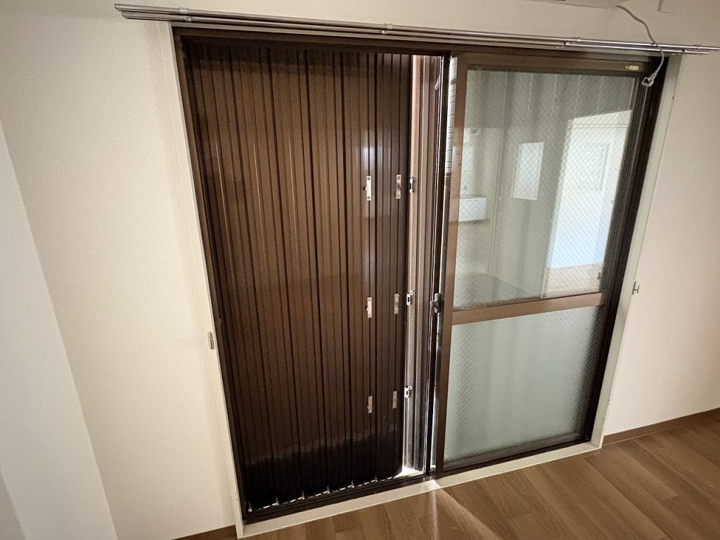 バルコニー　留守時も安心の雨戸付き