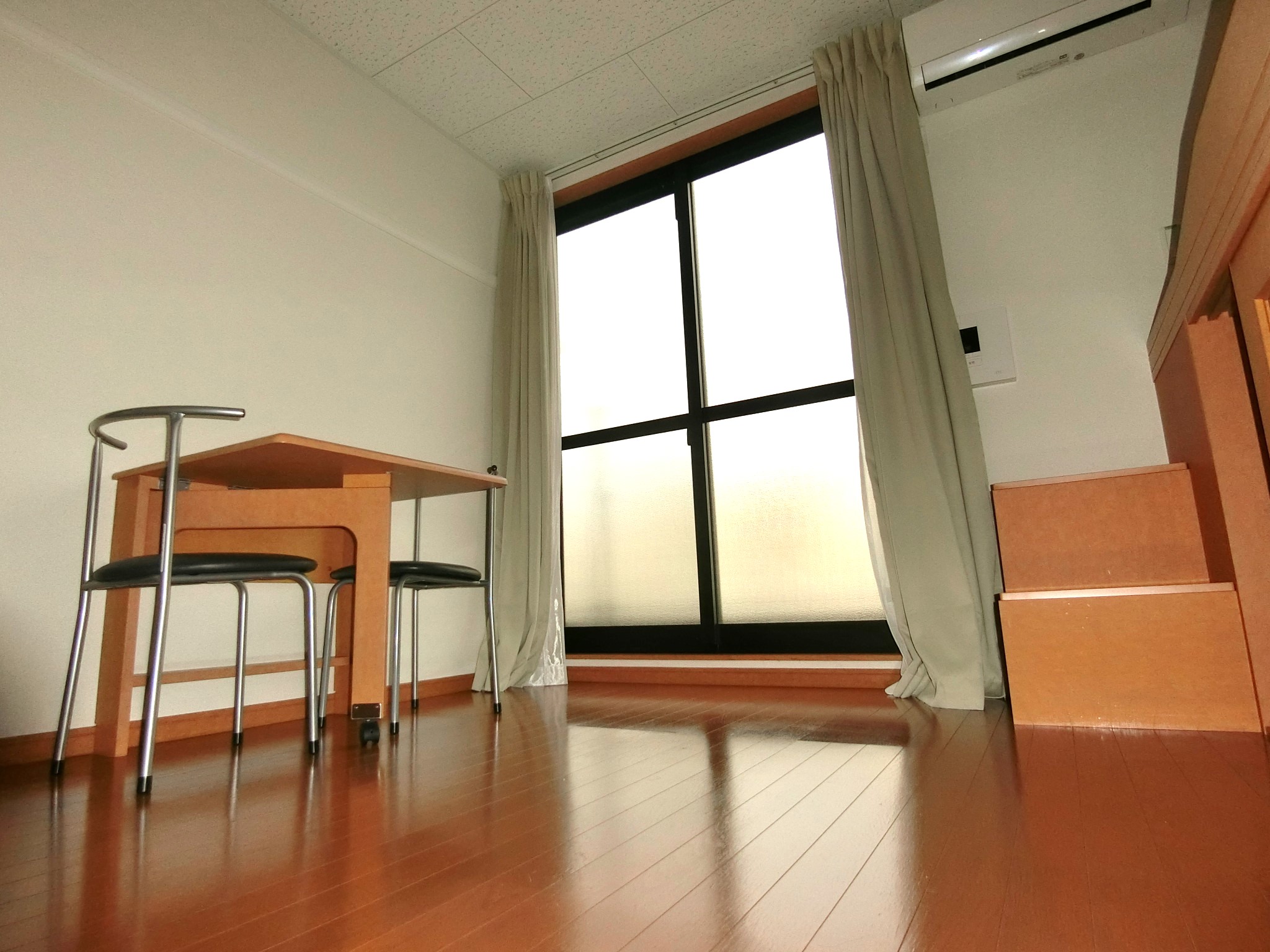 その他　折り畳み机とイス２脚・カーテン・エアコン・照明を完備です☆