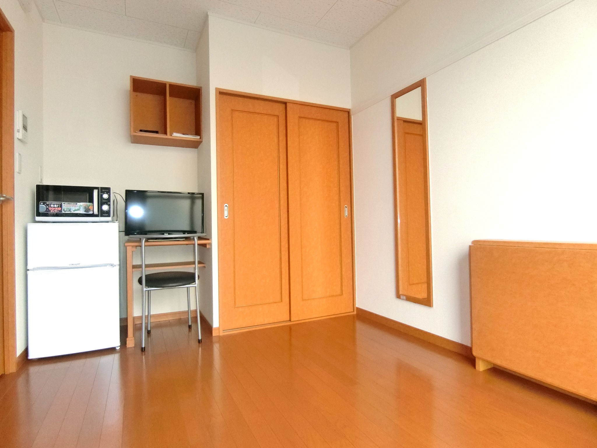 収納　クローゼット・テレビ・冷蔵庫・折畳み机・全身鏡を完備です☆