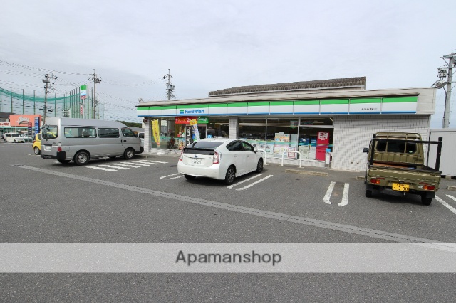 コンビニ　ファミリーマート（コンビニ）まで667m
