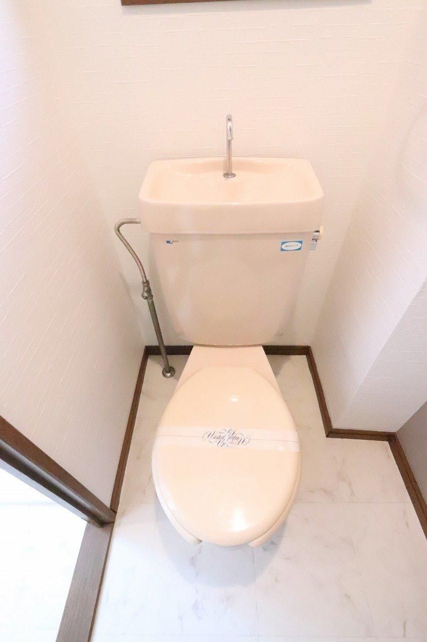 トイレ　落ち着いた色調のトイレです