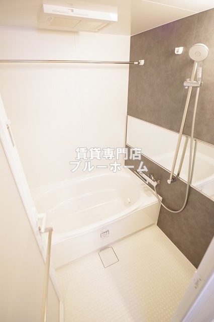 バス・シャワールーム　お風呂は浴室乾燥機付き！