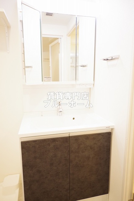 洗面設備　収納付き三面鏡独立洗面台！