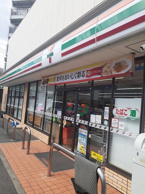 コンビニ　セブンイレブン（コンビニ）まで227m