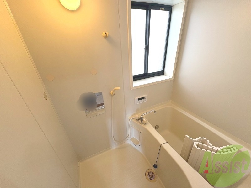 バス・シャワールーム　浴槽が広いので日々の疲れも癒されますね。