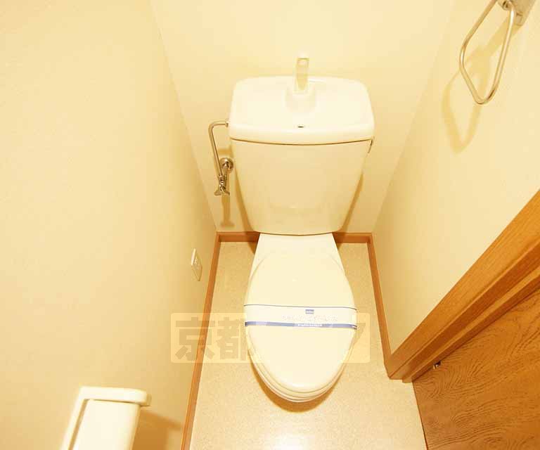 トイレ　タオル掛けもある便利なトイレです。