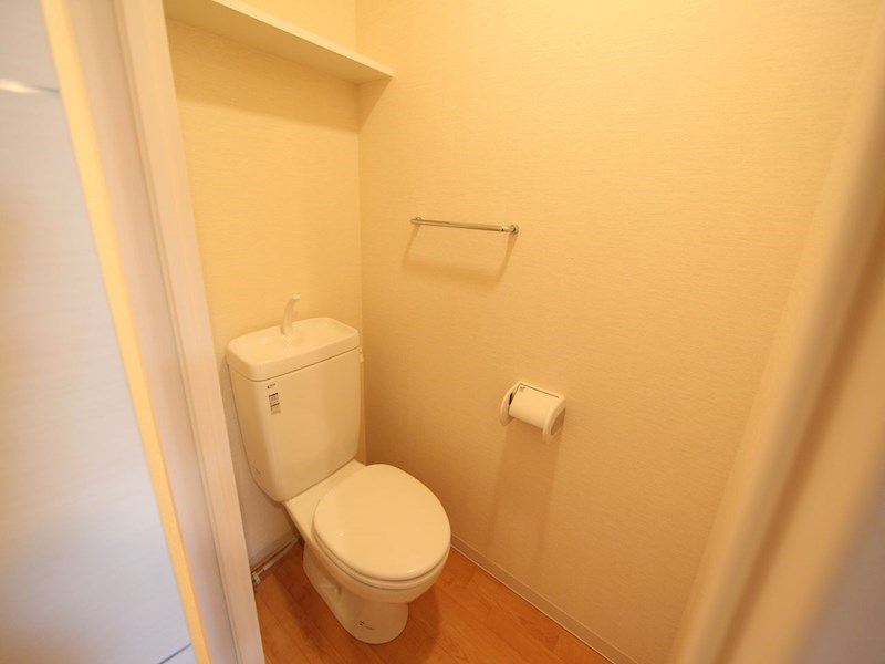 トイレ　バストイレ別　個室トイレ　収納棚付