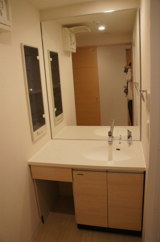 洗面設備　大きいオシャレな洗面台