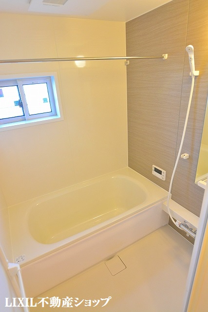 バス・シャワールーム　小窓のある追い焚き＆浴室乾燥機付の広めの浴室です。