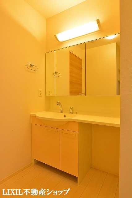 洗面設備　三面鏡の洗髪洗面化粧台です。