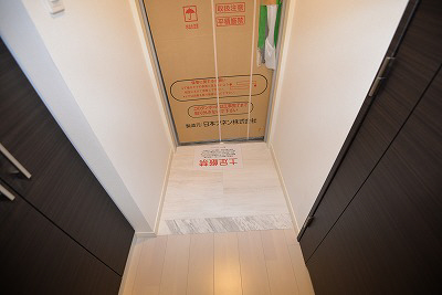 玄関　写真は同マンションの別のお部屋のものです