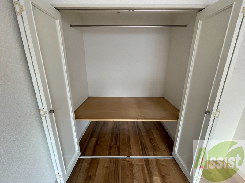 収納　こちらの収納にはハンガーをかけて服もしまえますね。