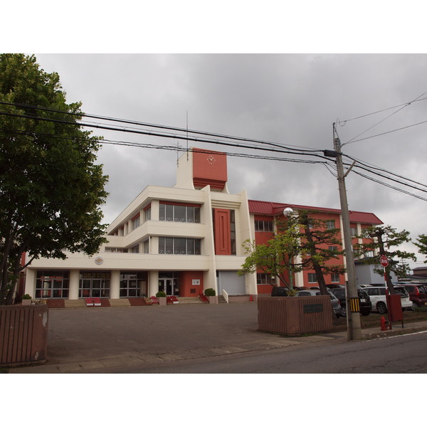 小学校　五所川原市立栄小学校（小学校）まで886m