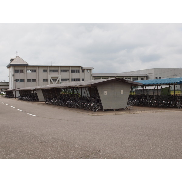 中学校　五所川原市立五所川原第三中学校（中学校）まで1422m