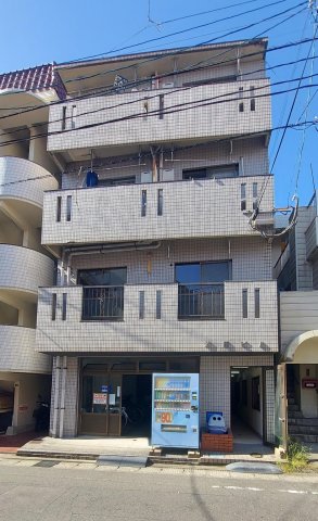 建物外観　鉄筋コンクリート造4階建てです