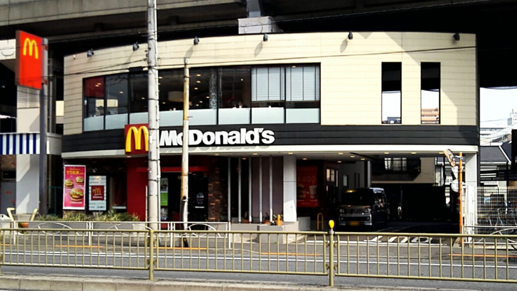飲食店　マクドナルド 第一京浜鮫洲店（飲食店）まで302m