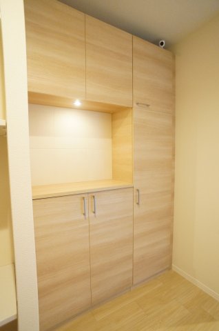 玄関　玄関には大型シューズBOXを設置♪