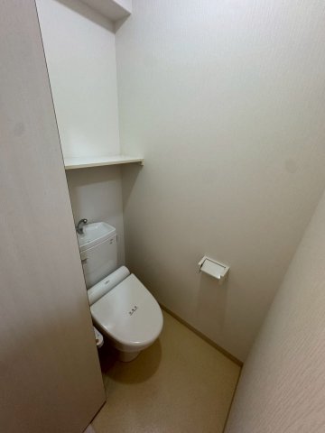 トイレ　落ち着いた色調のトイレです