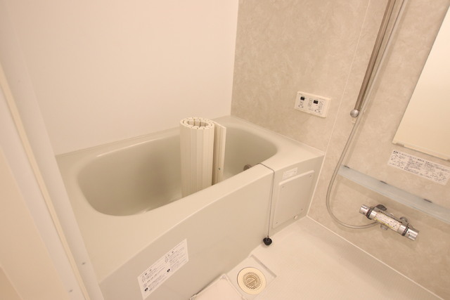 バス・シャワールーム　風呂蓋は設備ではありません
