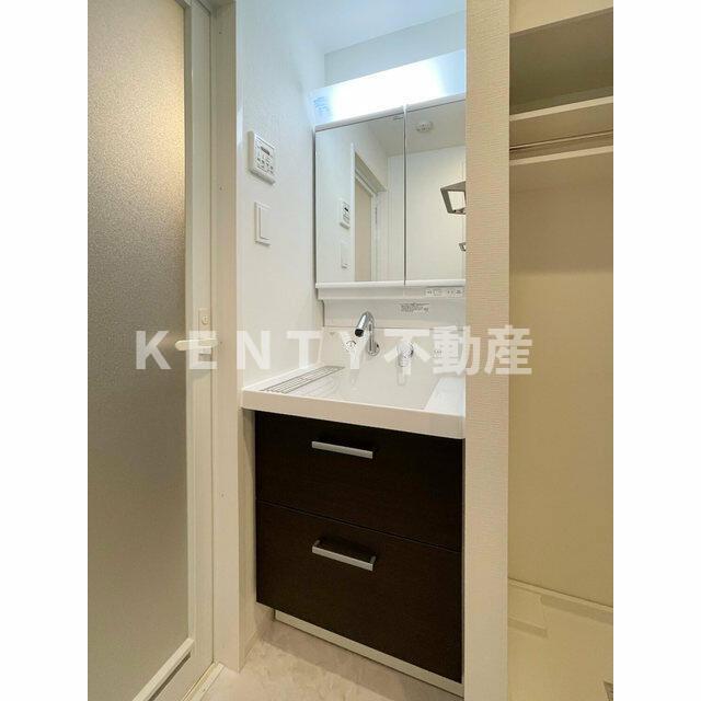 洗面設備　ゆったりとスペースのある洗面所