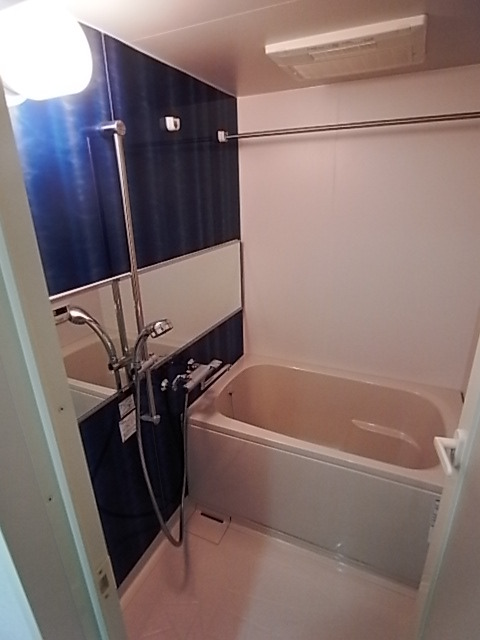 バス・シャワールーム　浴室乾燥機付きのバスルーム