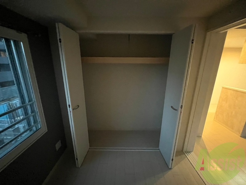 収納　こちらの収納にはハンガーをかけて服もしまえますね。