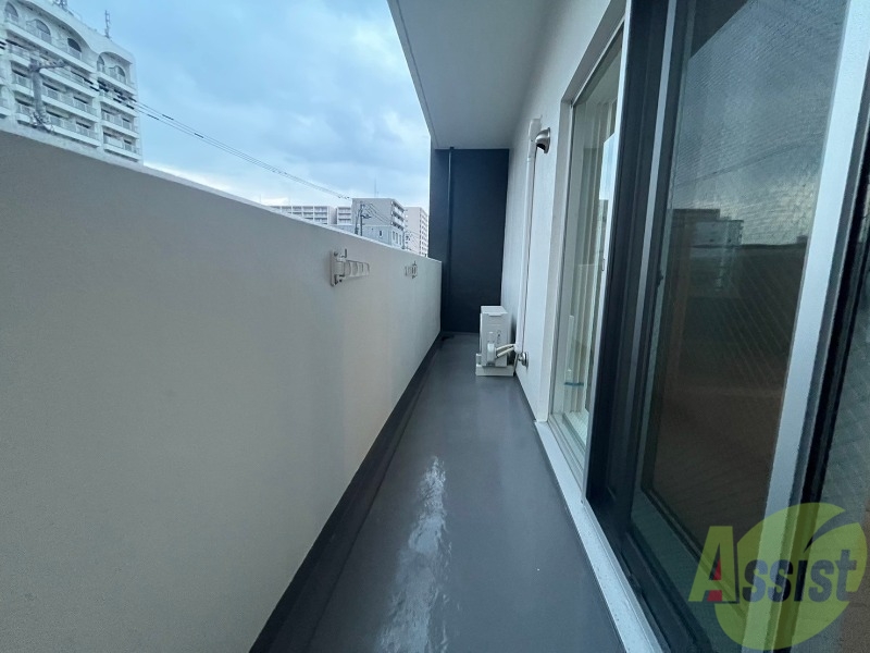 バルコニー　バルコニーは幅があり、広い印象を受けました。