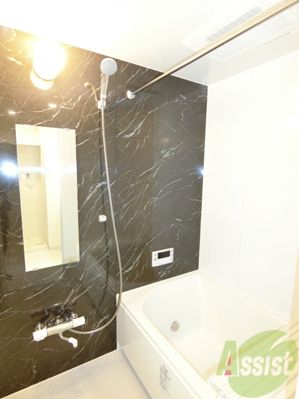 バス・シャワールーム　浴室は、追い炊き機能が設置されているので便利ですね。