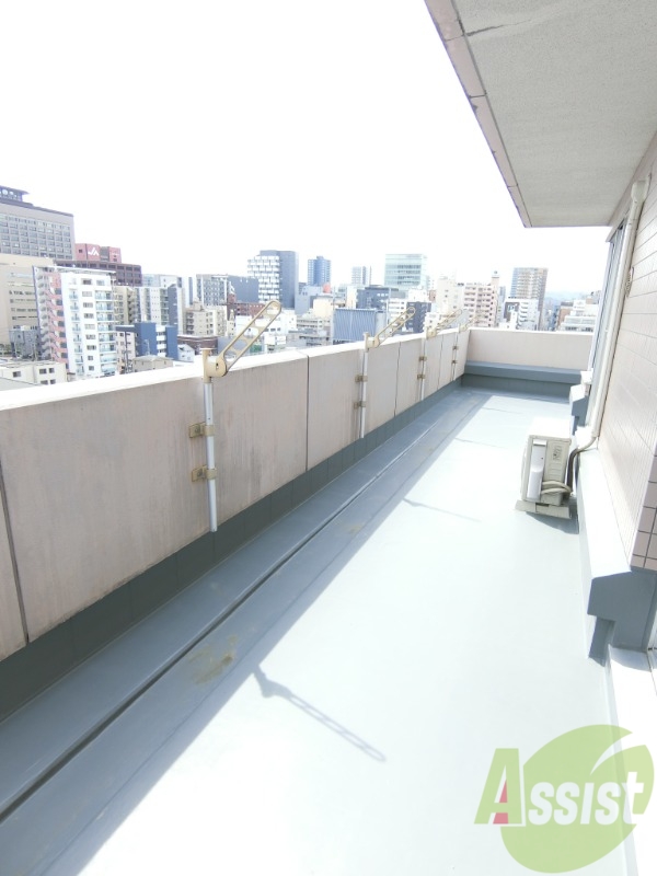 バルコニー　バルコニーはこちら。広々としており洗濯物も干せそうです。