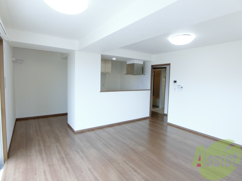 居室・リビング　リビングは、綺麗なフローリングが広がっています