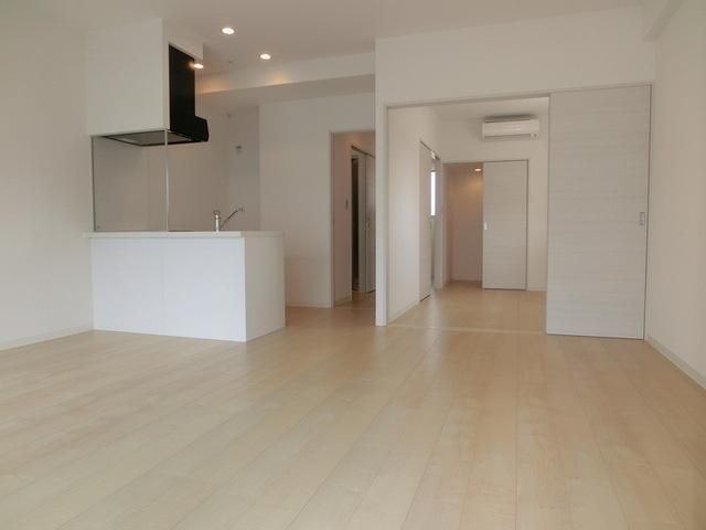 居室・リビング　１３．４帖の開放的なカウンターキッチンのビングです