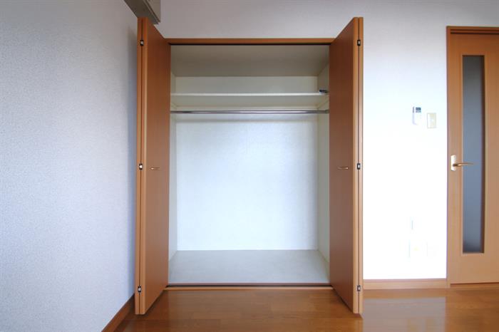 収納　ハンガーポール付きです