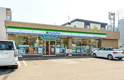 コンビニ　ファミリーマート札幌北8条東17丁目店（コンビニ）まで348m
