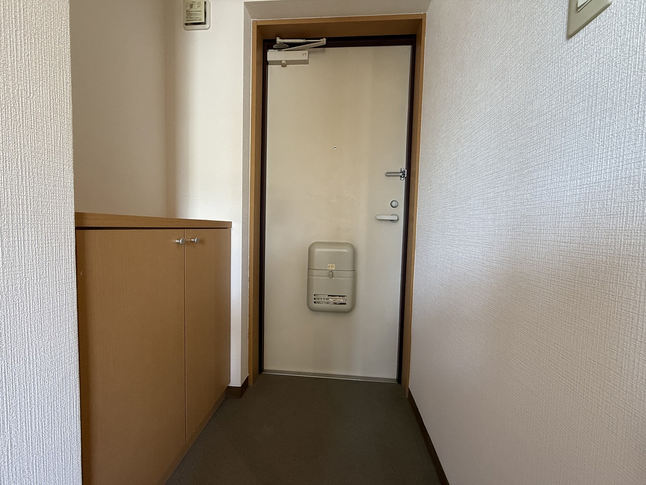 玄関　※写真は別部屋です。