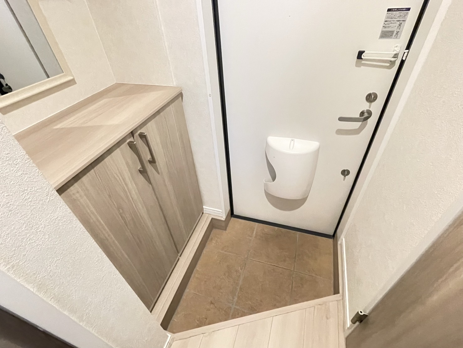 玄関　※同物件別部屋の写真となります。